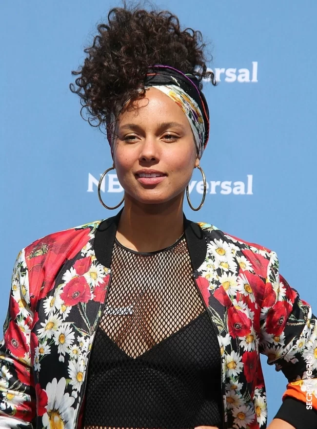 Maxi volume turban-like Alicia Keys | Curly Hairstyles Trends 2023