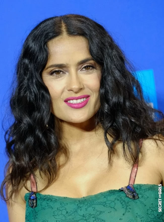 Parted in the middle like Salma Hayek | Curly Hairstyles Trends 2023