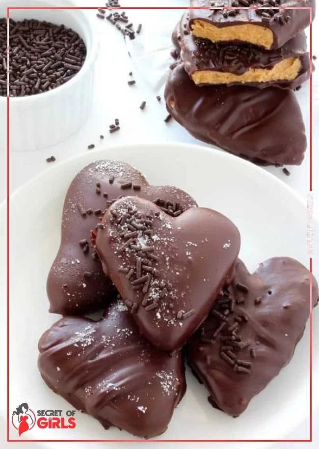 Pretty Dipped Shortbread Hearts | 29 Adorable Valentine’s Day Candy Ideas