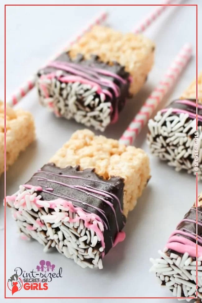 Rice Cereal Treats Dipped in Chocolate | 29 Adorable Valentine’s Day Candy Ideas