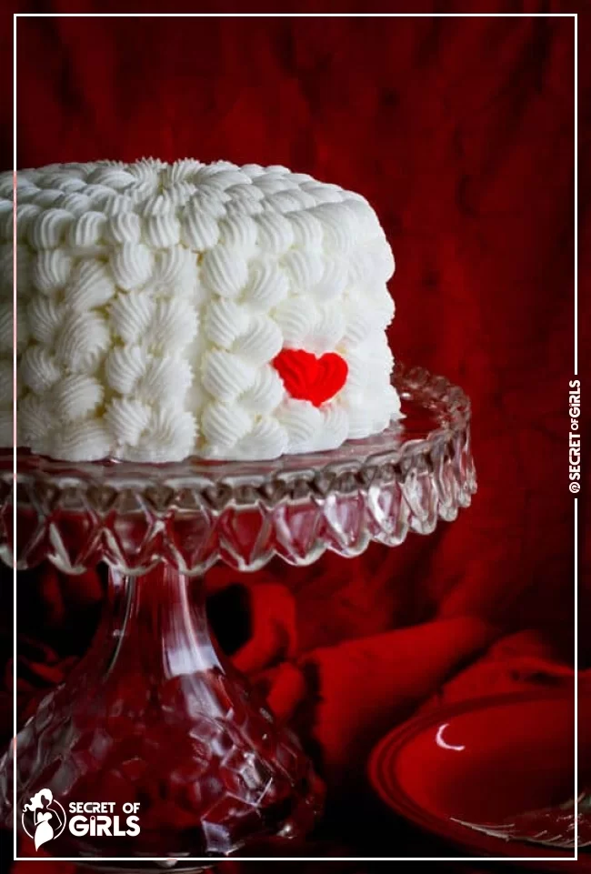 Layer Cake with a Cute Red Heart | 29 Adorable Valentine’s Day Candy Ideas
