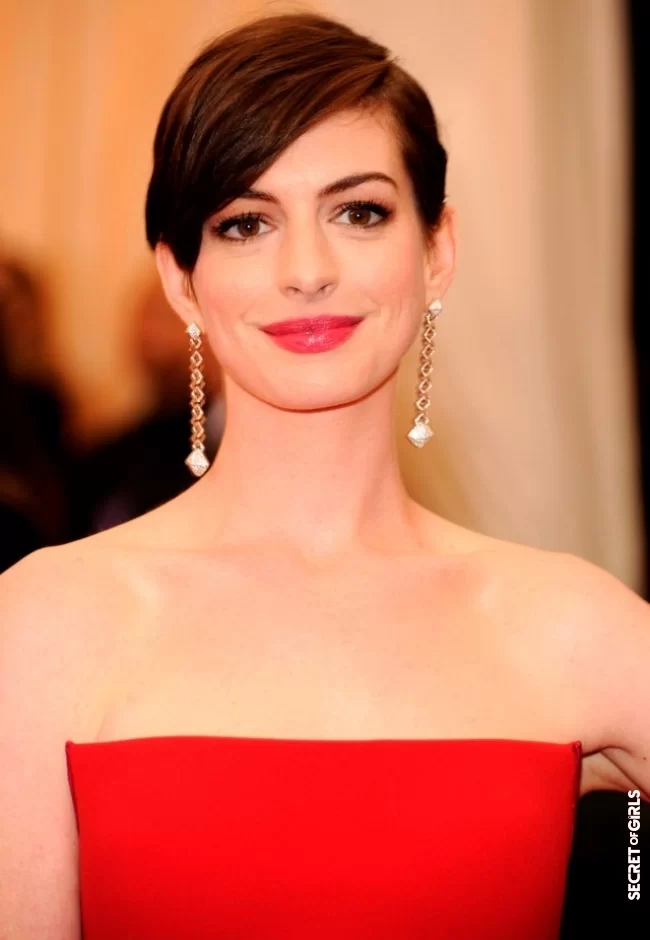 This hairstyle for thin hair was worn by Anne Hathaway at the `Locked Down` premiere | Anne Hathaway wears the perfect hairstyle for thin hair