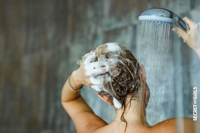 Using anti-dandruff shampoos | Dandruff: Our Best Tips To Get Rid Of It And Never Come Back!