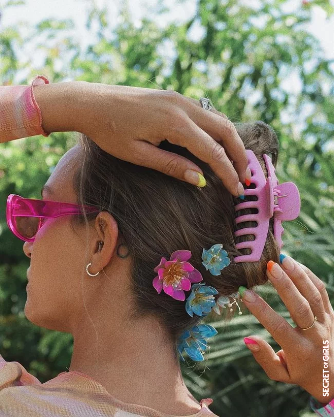 1. Josephine Skriver's 90's look | Hair Trends in Summer 2023: Stars Rely on These Accessories