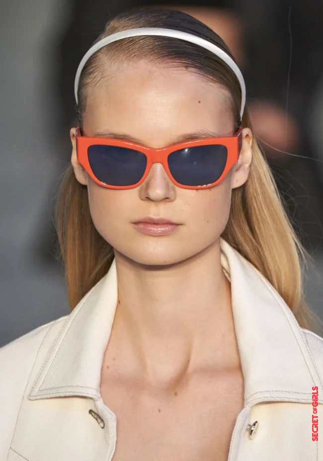 2. Max Mara: Filigree headband for minimalists | These Hairstyle Trends Will Be Worn In 2022
