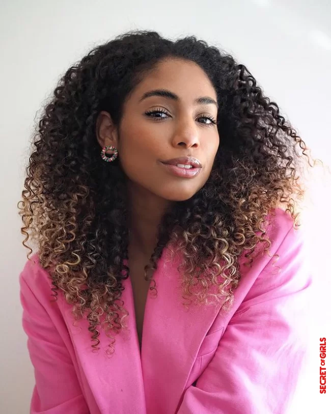 Curlyage is the name of the new hair color trend for curly hair in summer 2021 | Curlyage: Most Beautiful Color Trend For Curly Hair In Summer 2021