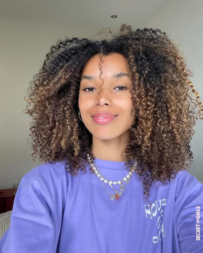 Curlyage is the name of the new hair color trend for curly hair in summer 2021 | Curlyage: Most Beautiful Color Trend For Curly Hair In Summer 2021
