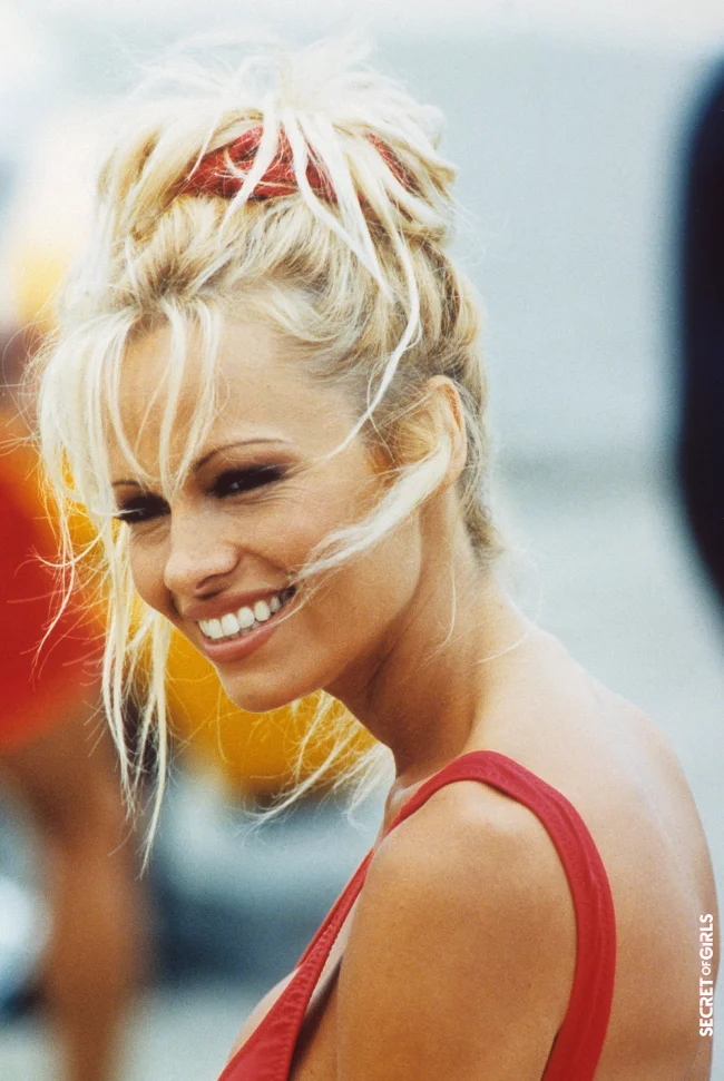 Pamela Anderson's signature maxi hairstyle is trending | Pamela Anderson: Her "Beehive" Hairstyle is The Latest Y2K Hair Trend