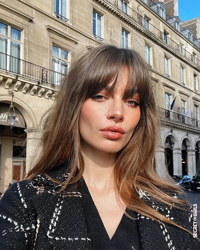 In: Long hair   curtain bangs | In vs. Out: These Hairstyle Trends For Long Hair Are Hip In Winter 2021 - And These Are No Longer