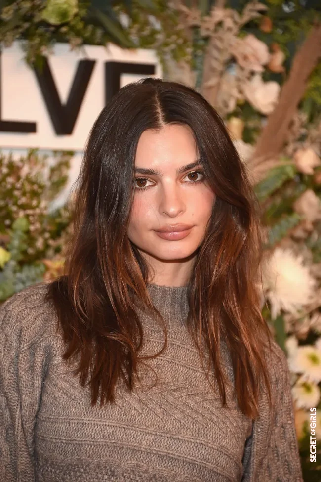 Emily Ratajkowski with warm espresso coloring | Warm Espresso: The Hair Color That Will Warm Up The Winter