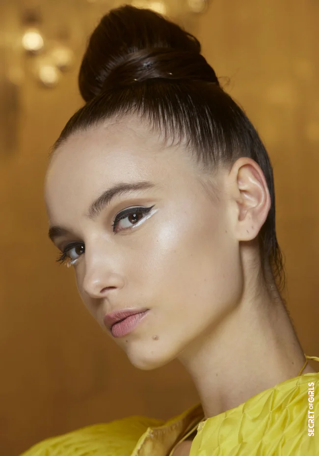 These variants show the hairstyle trend around the strict chignon in spring 2022 | How The Sleek Chignon Should Be Tied in Spring 2022?