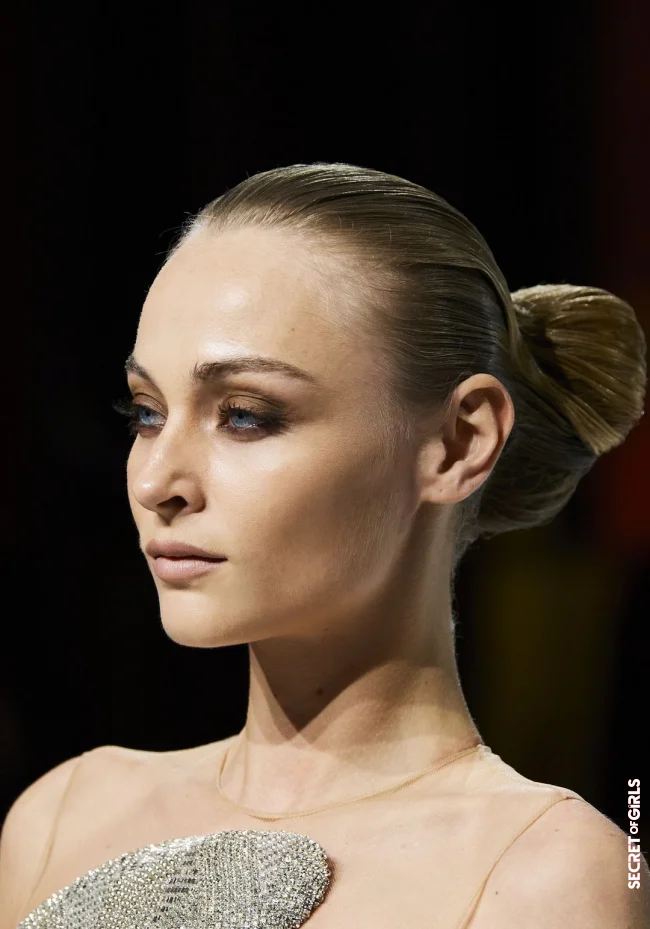 Hairstyle trend: This is how the accurate chignon for spring 2022 is created | How The Sleek Chignon Should Be Tied in Spring 2022?