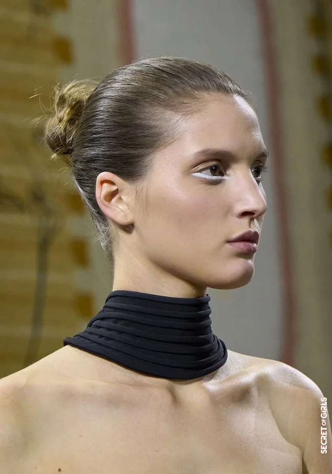 These variants show the hairstyle trend around the strict chignon in spring 2022 | How The Sleek Chignon Should Be Tied in Spring 2022?
