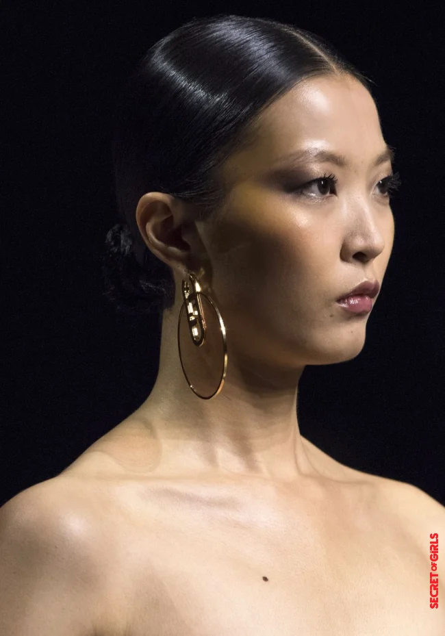 Chignon will only become a hairstyle trend in spring 2022 in a sleek, severe version | How The Sleek Chignon Should Be Tied in Spring 2023?