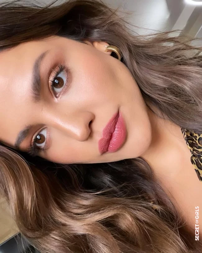 Highlighter for cheeks and nose | Eiza González: This Is Her Makeup Trick For Perfectly Defined Facial Contours