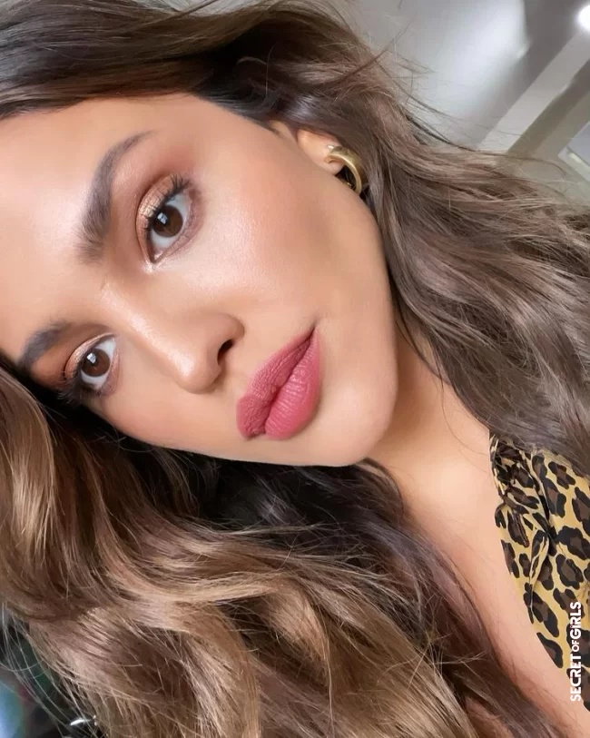 Highlighter for cheeks and nose | Eiza González: This Is Her Makeup Trick For Perfectly Defined Facial Contours