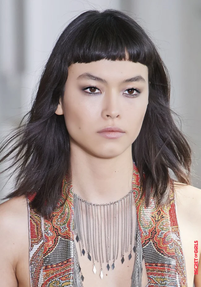 Scope for individuality: fine eyeliner trends from the runway in winter 2021/2022 | Makeup Trend Kitten Eyes: Eyeliner Will Be Drawn In Fine, Effective Lines In Winter 2023