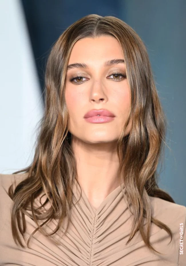 Hairstyle trend: Soft waves ensure the most elegant wavy look in spring 2022 | Soft Waves like Hailey Bieber are Elegant Version of Beach Waves