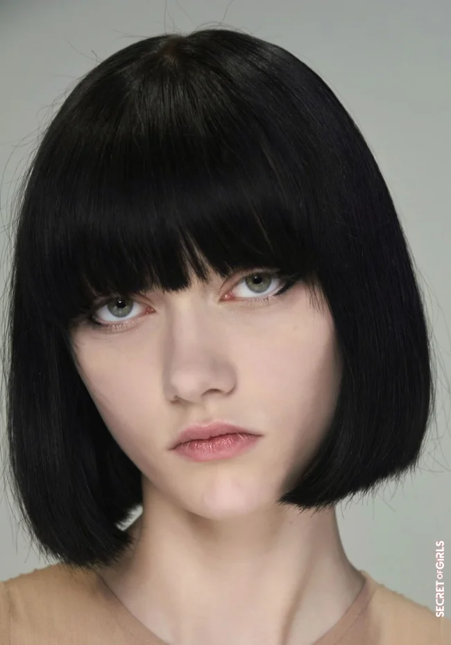 A haircut with attitude: the Strong Fringe unfolds its full effect when it is accurately cut | Strong Fringe Is The New Strong Hairstyle Trend For 2023