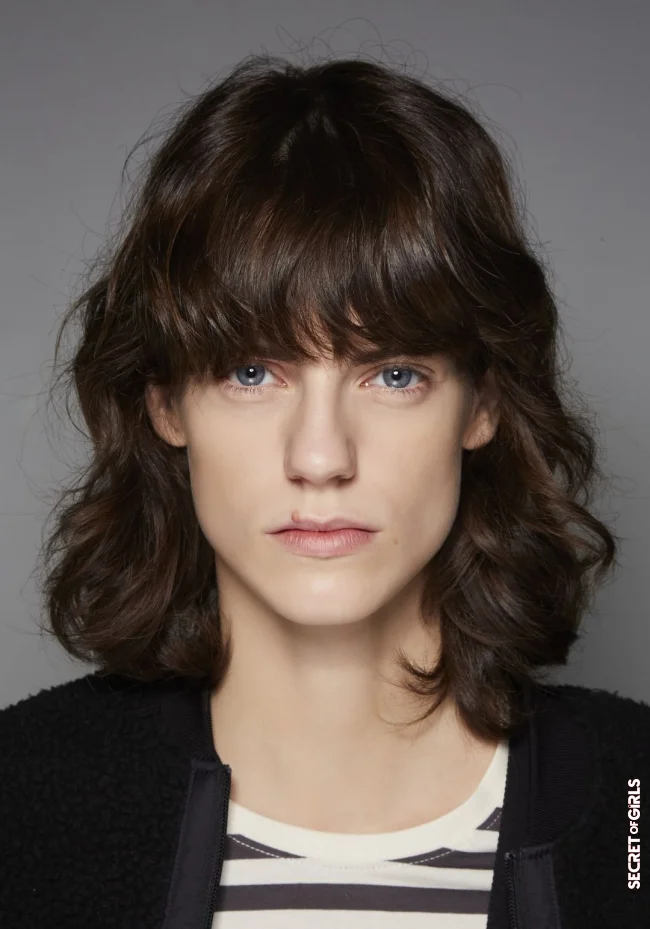 Will curtain bangs 2022 compete: the hairstyle trend Strong Fringe | Strong Fringe Is The New Strong Hairstyle Trend For 2023