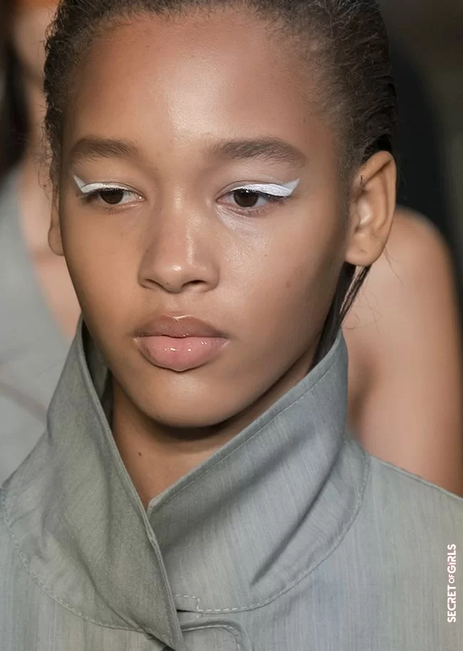 Why don&rsquo;t you&hellip; Draw the line with white eyeliner? | White Eyeliner: Elegant Makeup Trend 2021: Eyeliner And Eyeliner In White