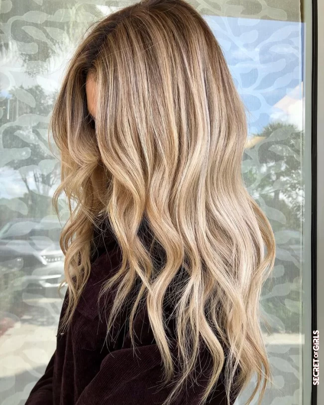 1. Hairstyle trend 2021: In - honey blonde // Out - icy blonde | Hairstyle trend: These hair colors are in in 2021 and these are totally out
