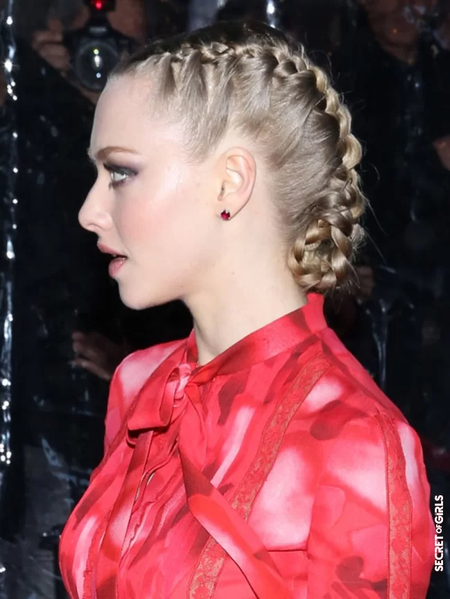 Amanda Seyfried and her braids act 2: ideal boxer braid to break the wise side of the neckline | Most Beautiful Celebrity Braids To Be Inspired By For The Summer Of 2023