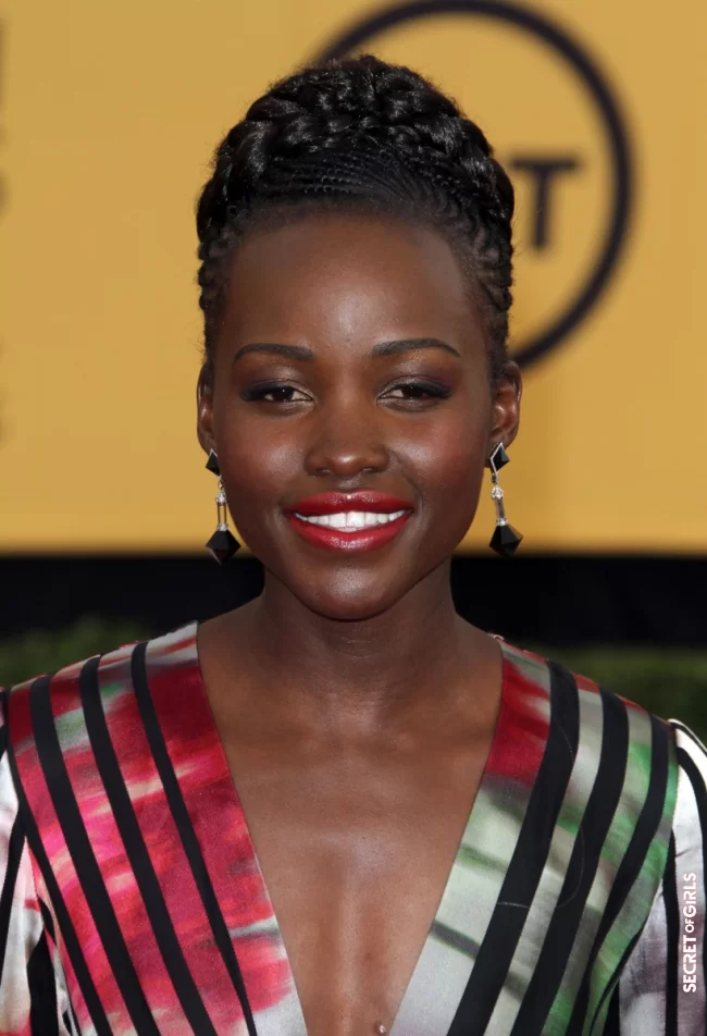 We complete the `crown braid` team with Lupita Nyong'o. A hairdresser who highlights her cleavage. | Most Beautiful Celebrity Braids To Be Inspired By For The Summer Of 2021