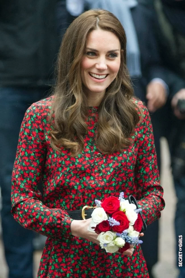 Kate Middleton very long hair, light brown with the parting in the middle, December 19, 2016 | Kate Middleton, back on her most beautiful hairstyles