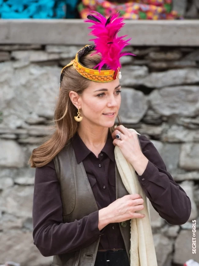 Kate Middleton wearing a traditional Pakistani headdress, October 16, 2019 | Kate Middleton, back on her most beautiful hairstyles