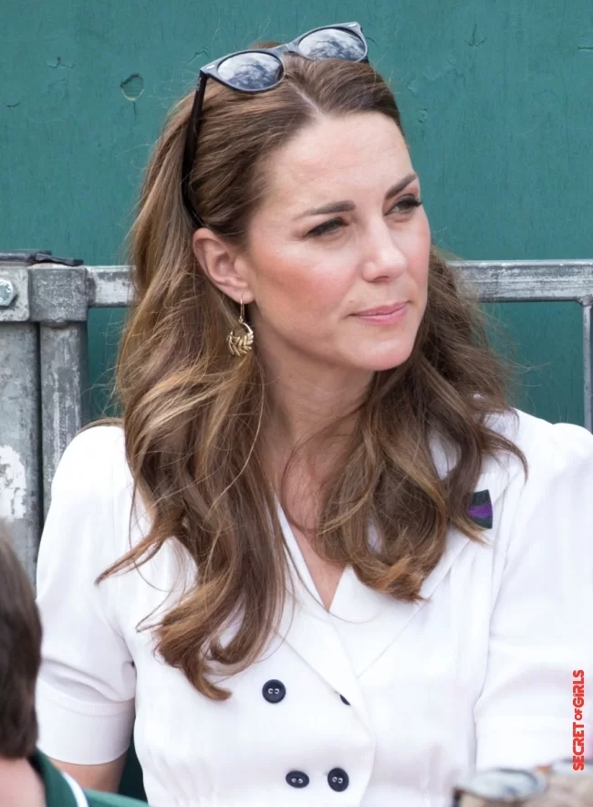 Kate Middleton looked stylish with her long wavy hair held up by her sunglasses at Wimbledon on July 2, 2019 | Kate Middleton, back on her most beautiful hairstyles