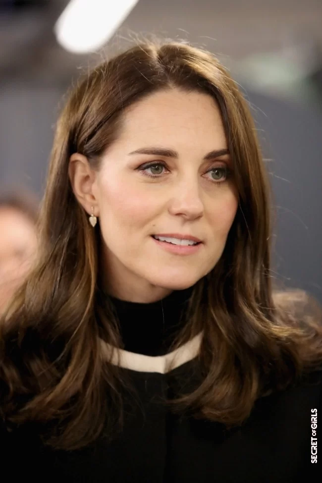 Kate Middleton with a small long and smooth bob, and a strand on the side, November 22, 2017 | Kate Middleton, back on her most beautiful hairstyles