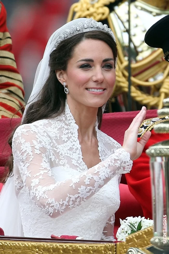 Kate Middleton and her famous bridal hairstyle: a half ponytail instead of a bun, April 29, 2011 | Kate Middleton, back on her most beautiful hairstyles
