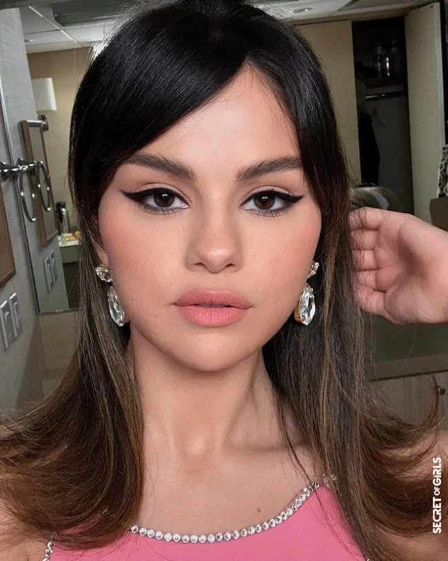 Fringe bangs can also look elegant. The best example is Selena Gomez | Hair: What You Should Pay Attention To When Styling Your Fringe Bangs