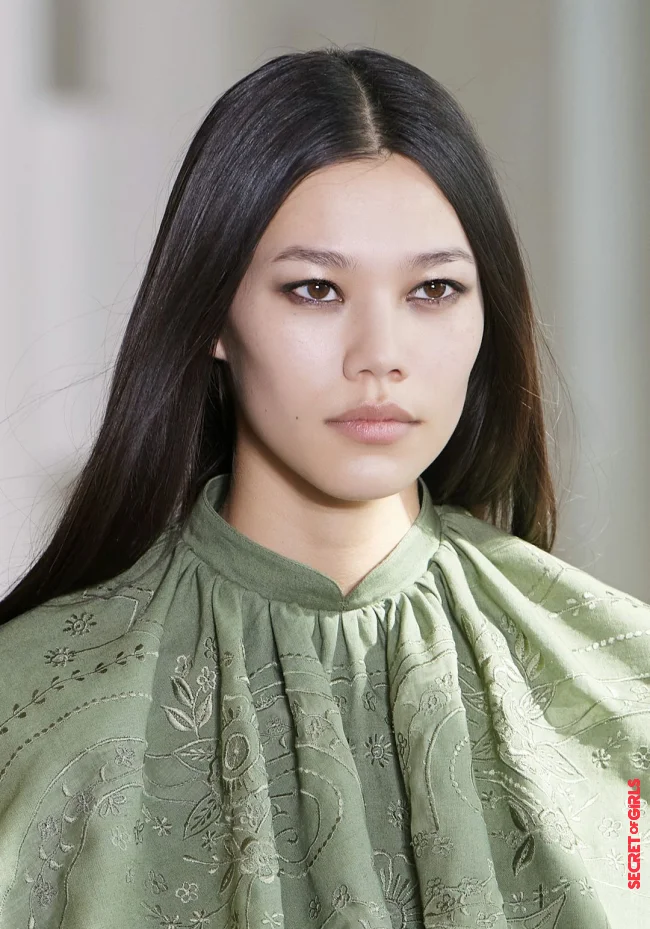 Hairstyle trend in autumn 2021: Straight, long hair looks strong and feminine at the same time | Ultra Straight, Long Hair Brings The 90s Back To Life In Autumn