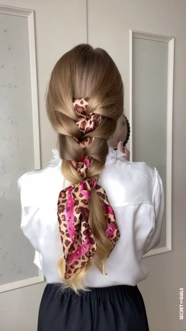 This is how the braided hairstyle works with a silk scarf | Accessory Trend: You Can Braid A Scarf in Your Hair So Beautifully