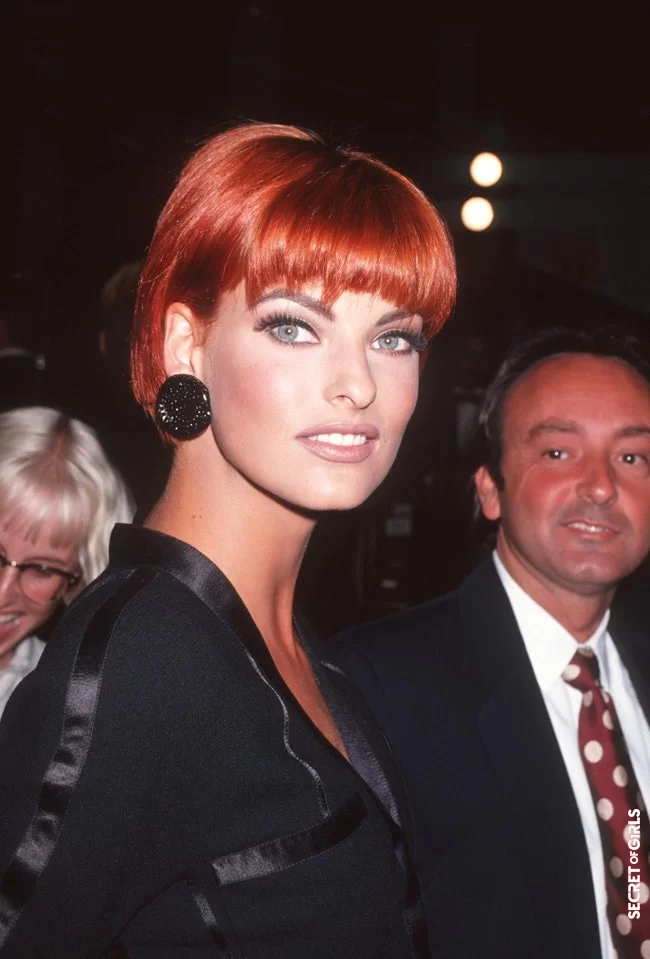 Linda Evengelista with a red micro-bob in the 90s | These 11 Short Hairstyles Are The Most Beautiful Of All Time - And The Ultimate Inspiration For The Next Hairdresser Visit