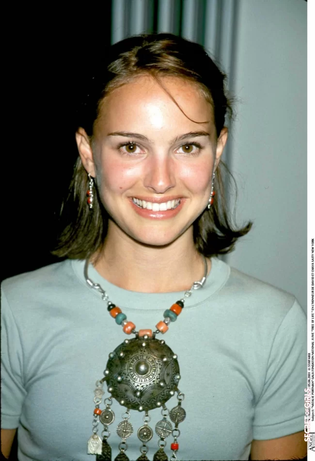 Natalie Portman in 1996: a small bob and a half ponytail | Natalie Portman: Her Physical Evolution
