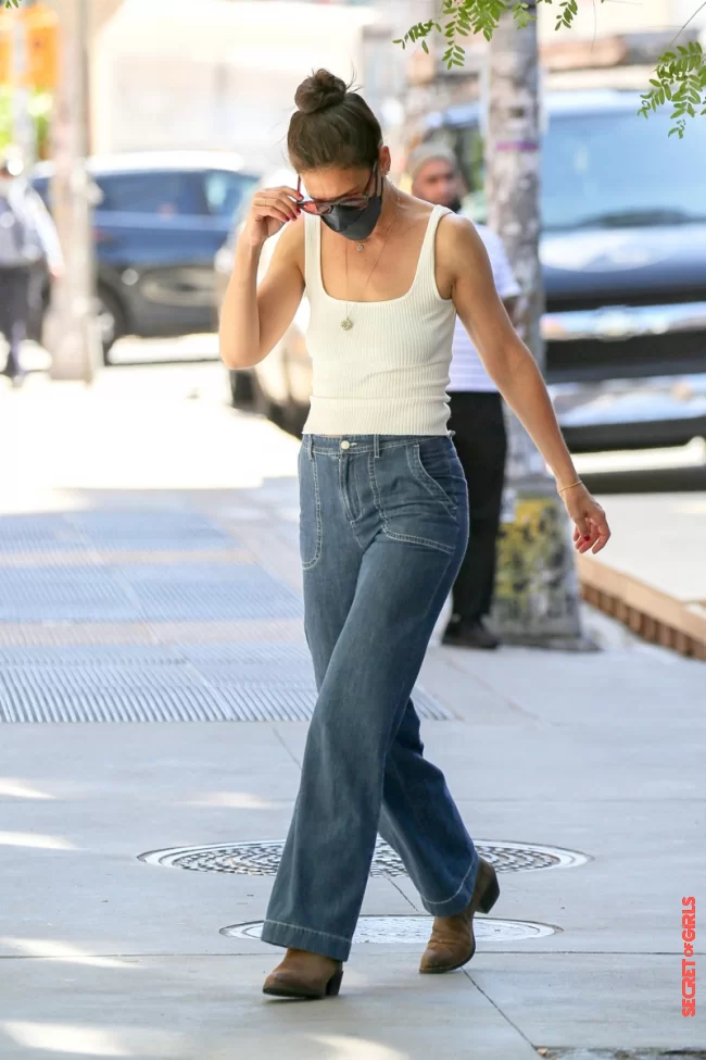 Exclusive - Katie Holmes gets into a car with a stranger in New York City on June 17, 2021 | Hairstyle: The Trendiest Bun For Summer 2021