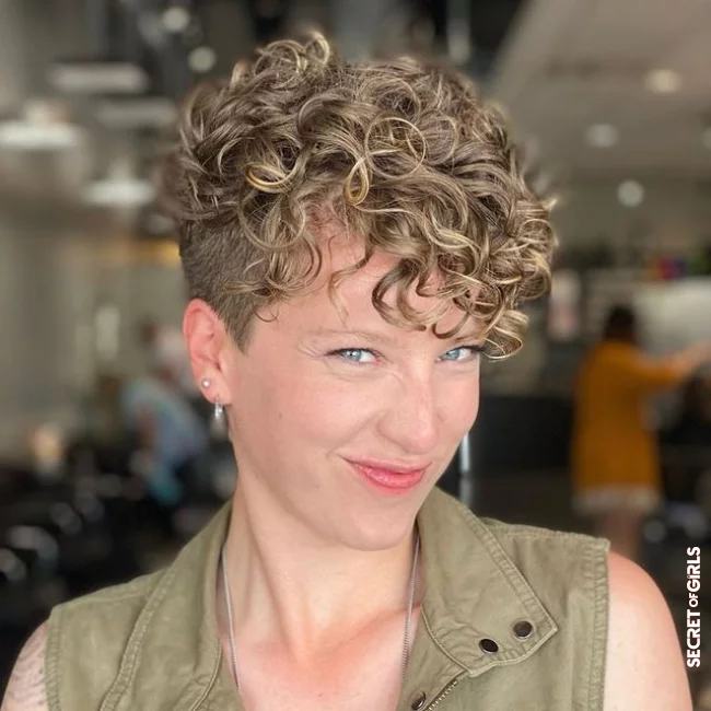 Side Cut Pixie: Perfect short hairstyle with curls | Short Hairstyles with Curls: 5 Chic Cuts are Excellent for Women with Natural Curls