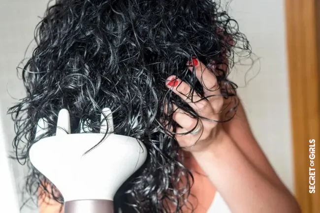Do not take out wet hair | Curly Hair: The Routine To Protect Your Curls From The Cold