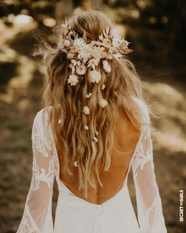 Dried flowers | Wedding: Bohemian Bridal Hairstyles Spotted On Pinterest