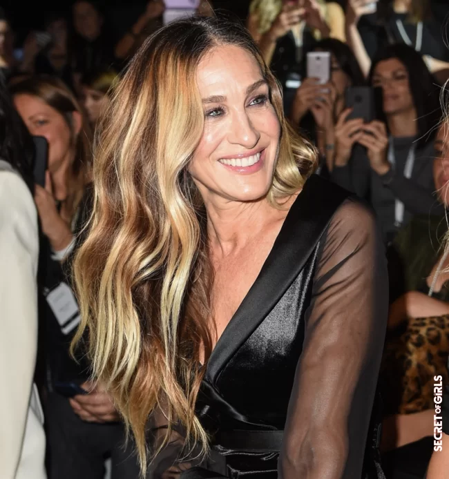 Sarah Jessica Parker: dark roots to round her face | Hair coloring: Go for a hair contouring like the stars