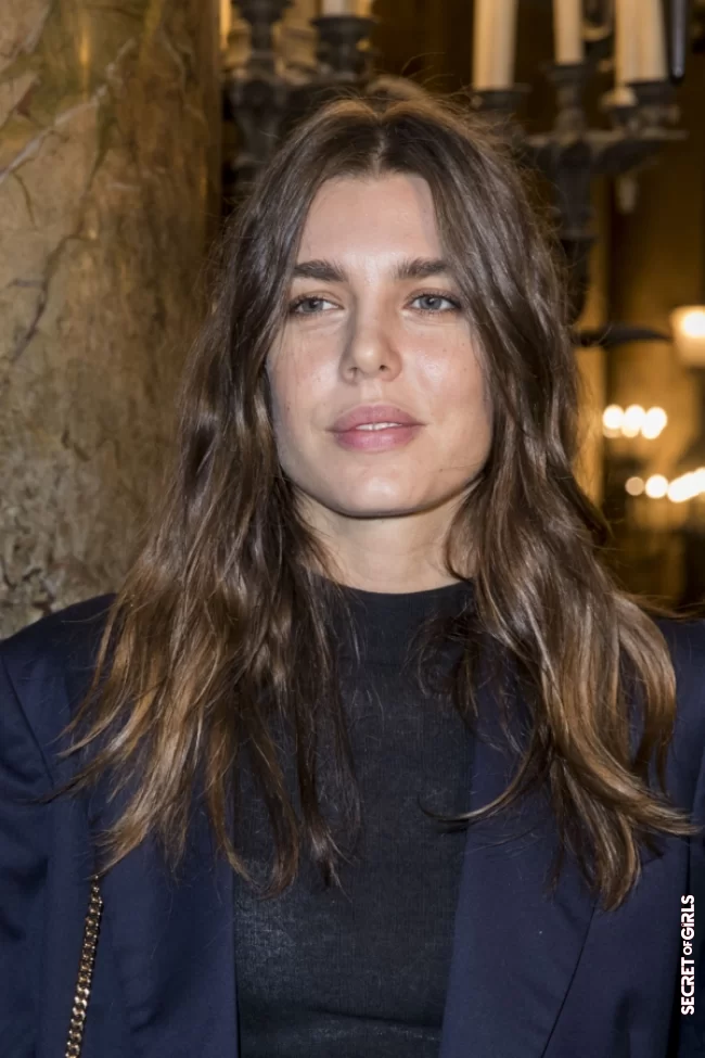 Charlotte Casiraghi: dark shadows slipped inside the hair for a more sophisticated color | Hair coloring: Go for a hair contouring like the stars