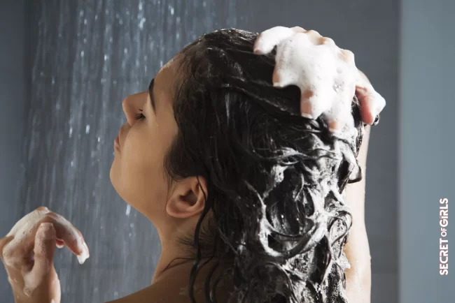 Curly hair: space your shampoos | Curly Hair: 9 Tips To Enhance Your Daily Curls