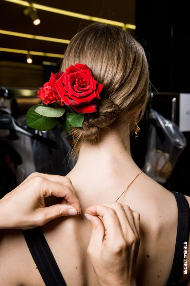 The flowery bun | Valentine's Day hairstyle: Our Romantic, Chic And Easy Ideas