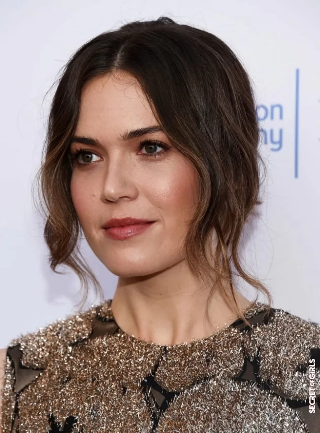 Some strands that surround Mandy Moore's round face | 30 hairstyles that slim the face