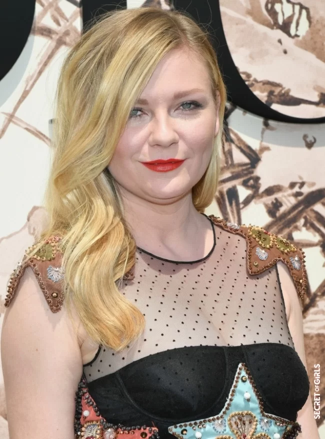 A wide asymmetrical section to refine a round face like Kirsten Dunst | 30 hairstyles that slim the face