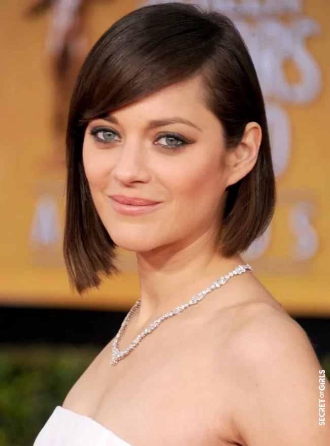Marion Cotillard refines her rounded forehead with an asymmetrical lock | 30 hairstyles that slim the face