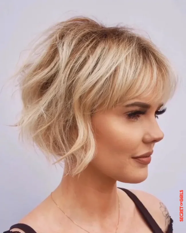 A plunging square | What Hairstyles To Adopt To Look Younger?